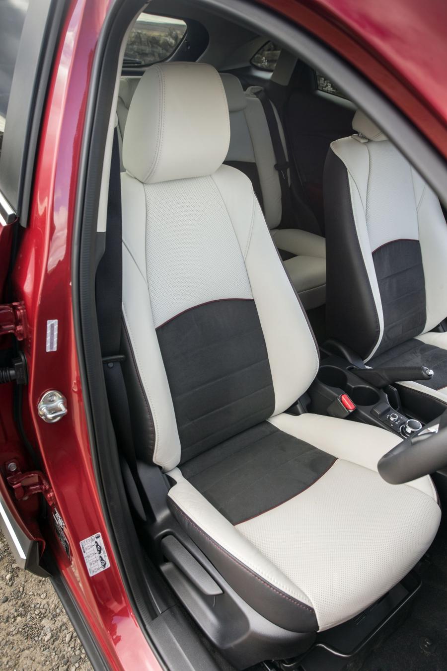 Интерьер Mazda CX-3 2015 года  (UK) (фото 41 из 47)